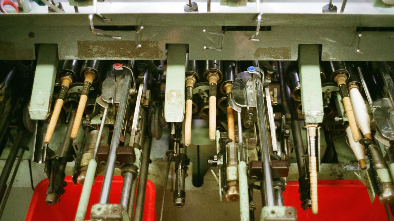 Industrial textile machine with spools of thread