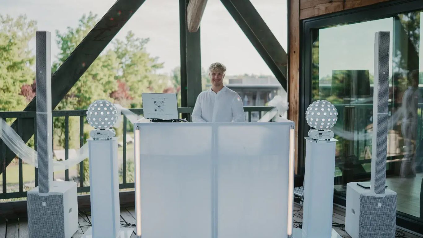 DJ Nathan White mit professionellem DJ Equipment in weiß gekleidet