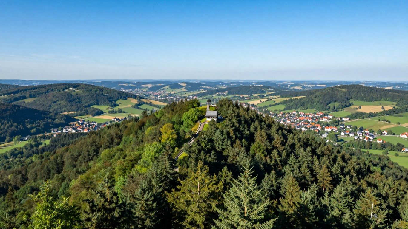 Blick vom Langenberg auf grüne Wälder und Hügel
