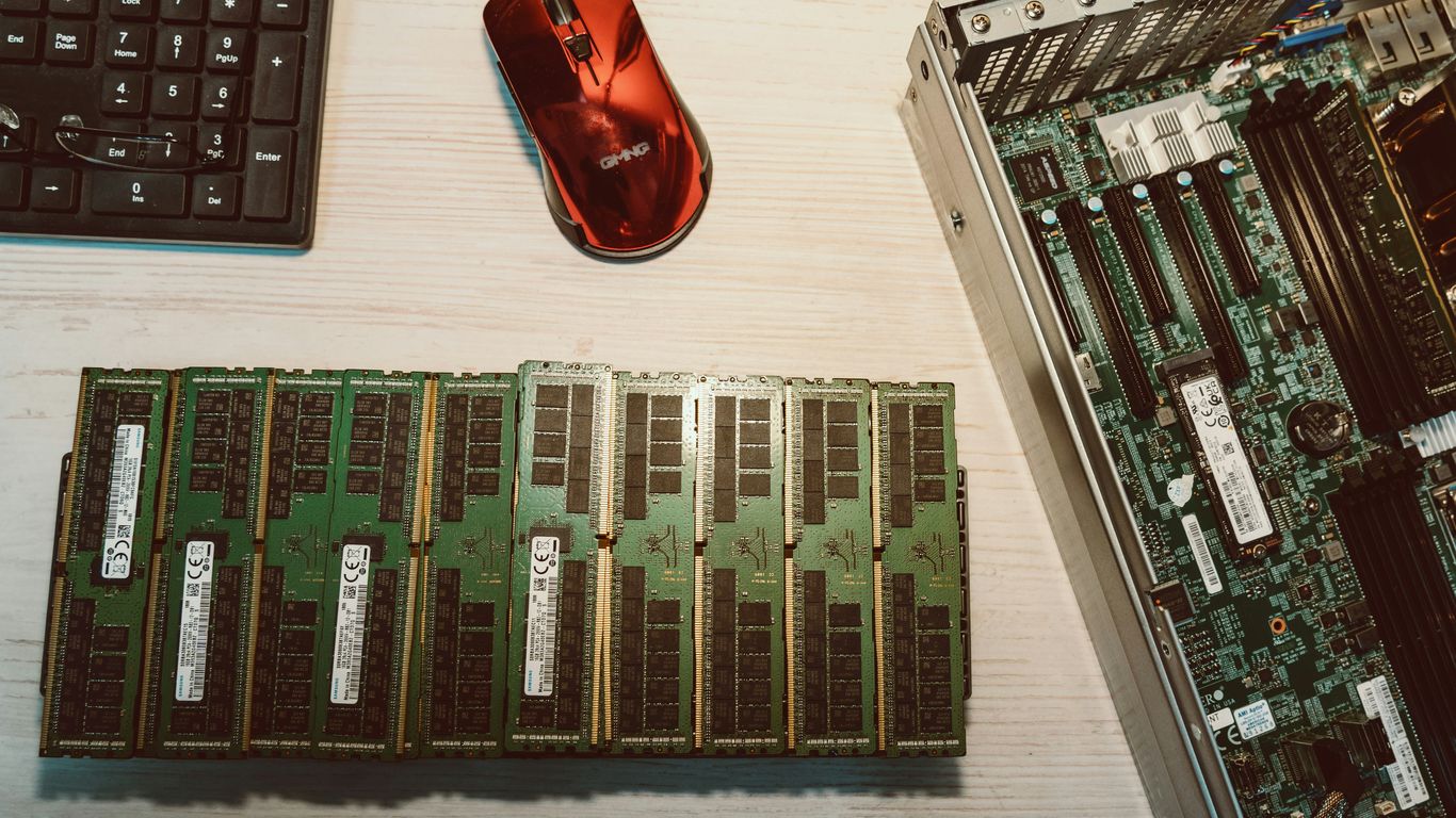 Ram modules and computer components are displayed.