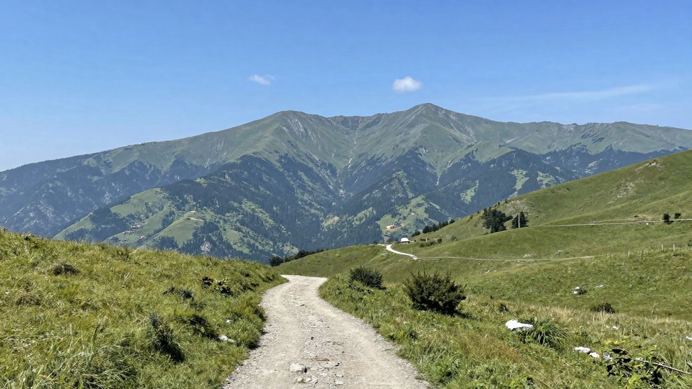 Krajobraz Polski z górzystym tłem i ścieżką