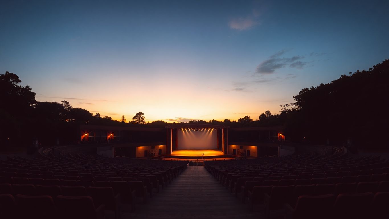 Amfiteatru TNB iluminat pentru spectacol de teatru în aer liber.