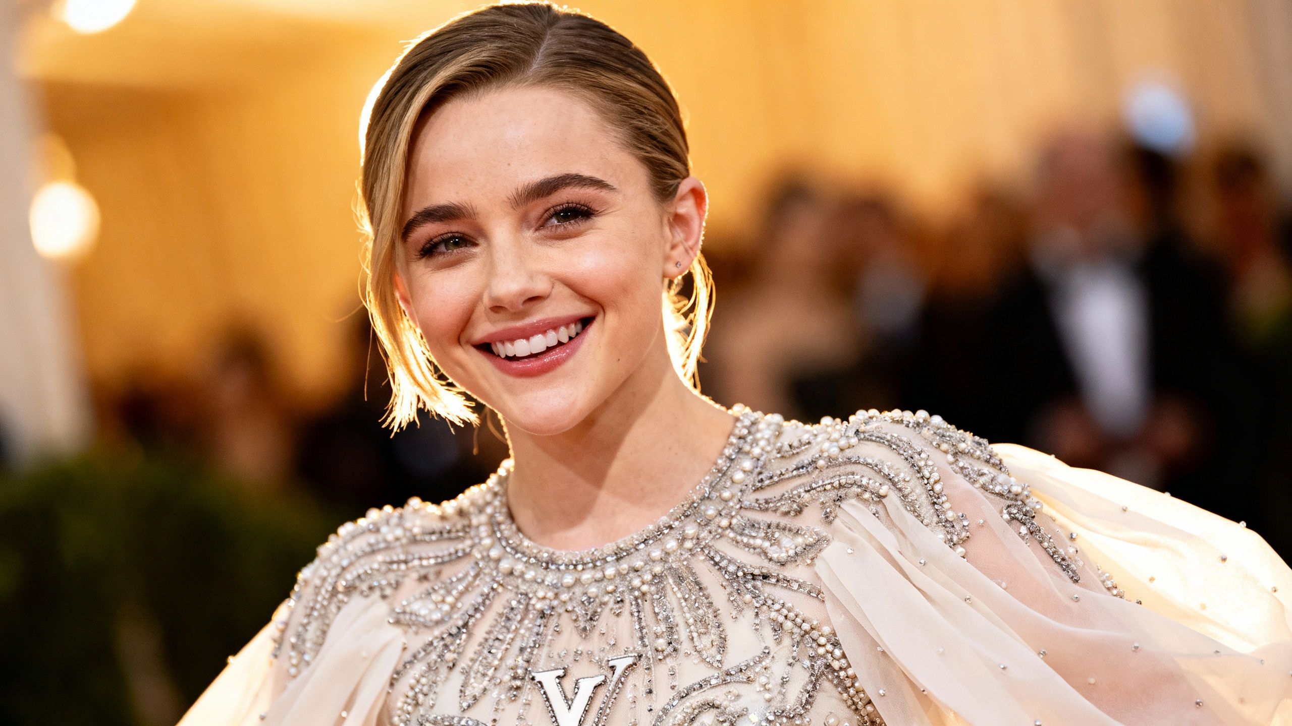 Chloë Grace Moretz: Vestidos Louis Vuitton e Emoção - InBrief