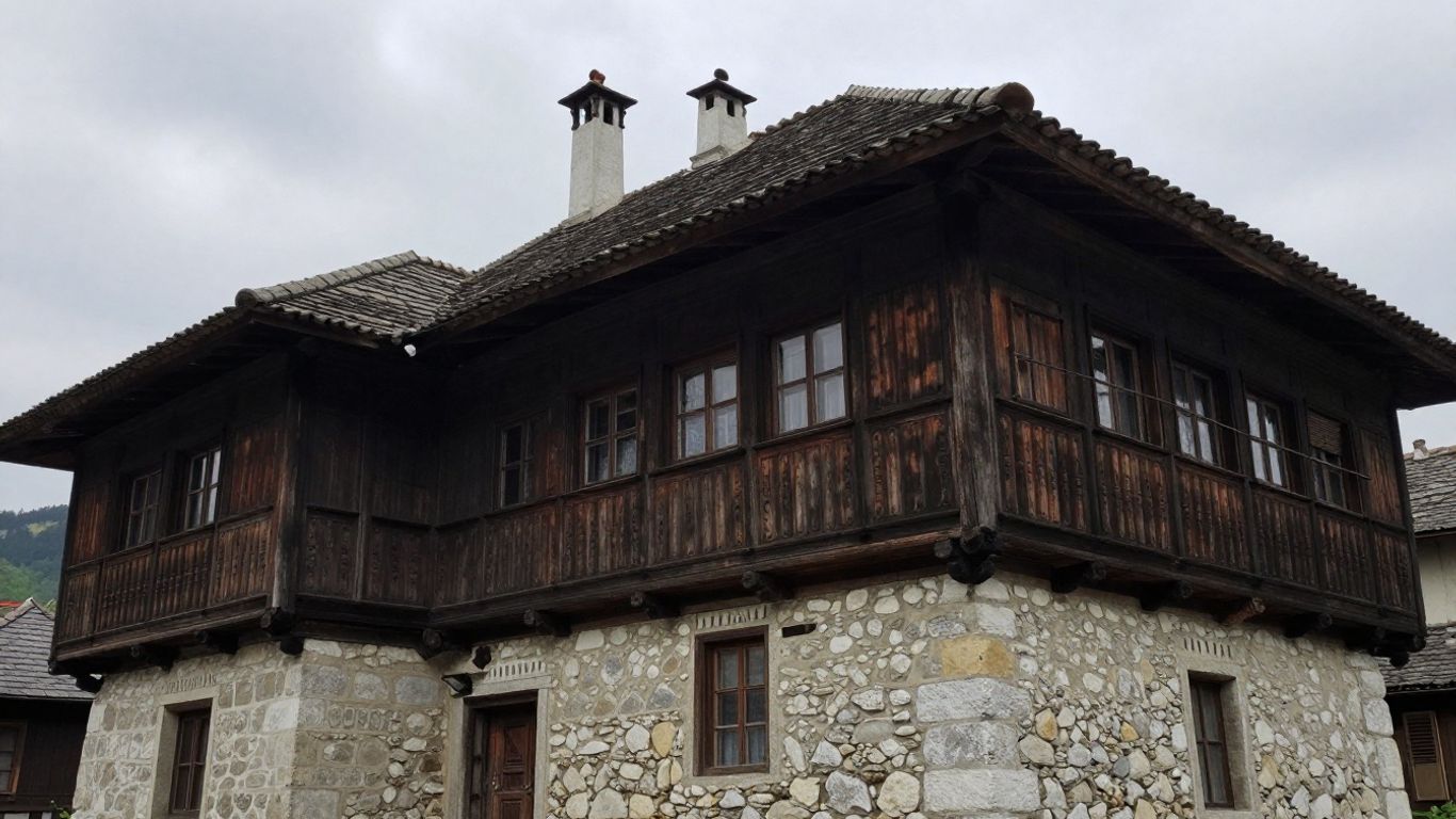 Detalii arhitecturale tradiționale românești, case vechi din lemn și piatră.