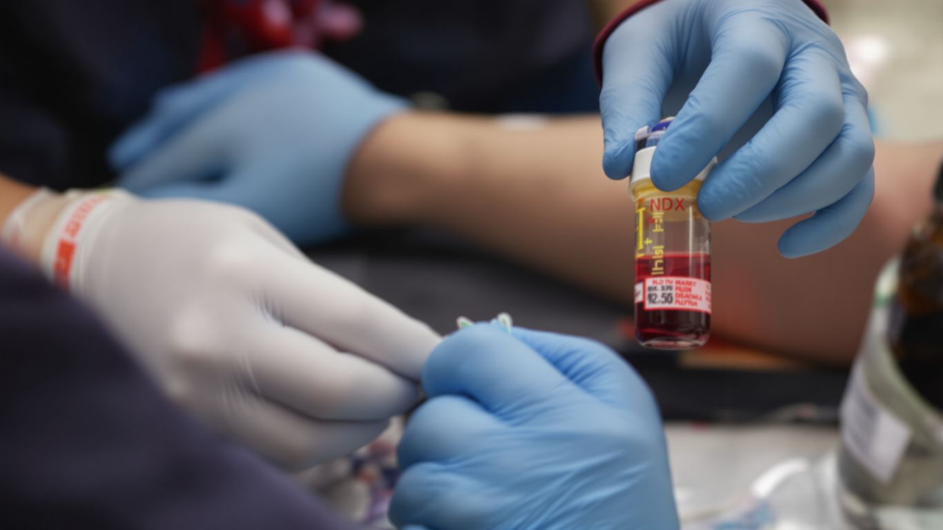 Médico extrayendo sangre para terapia PRP.