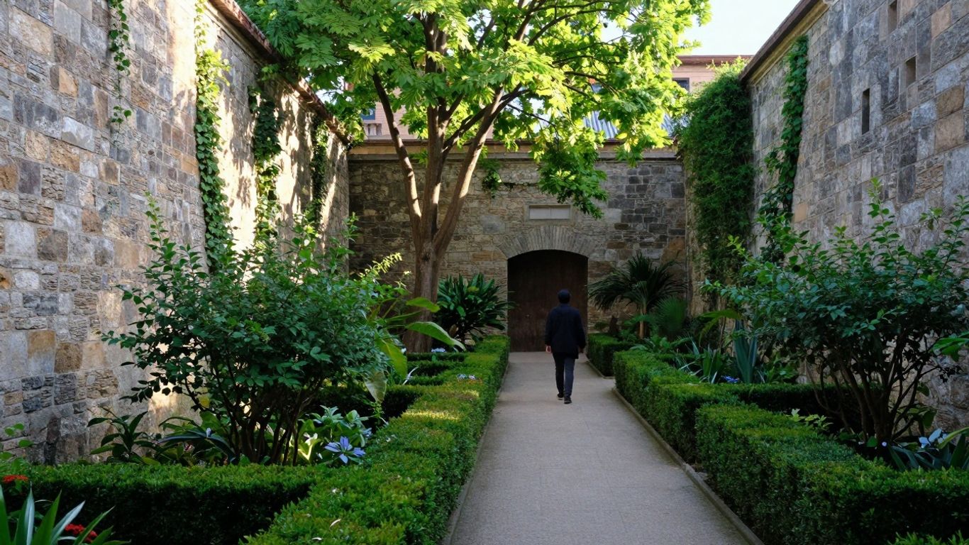 Klostergarten mit ruhigem Weg und Sonnenschein