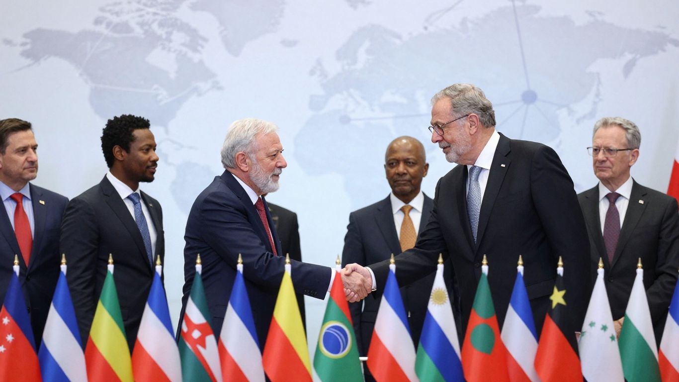 Lideri mondiali semnând tratate pentru securitate colectivă.