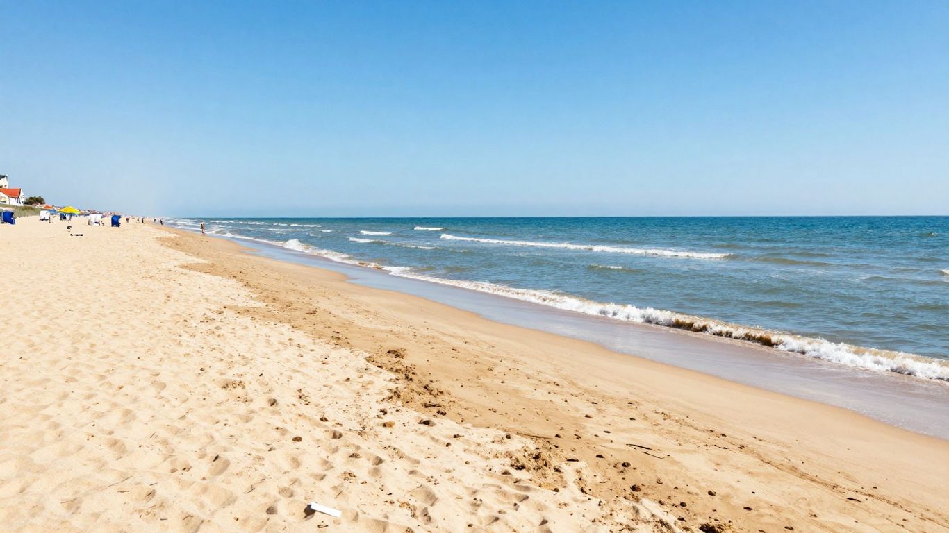 Zonnig strand van Oostende met zand en zee.