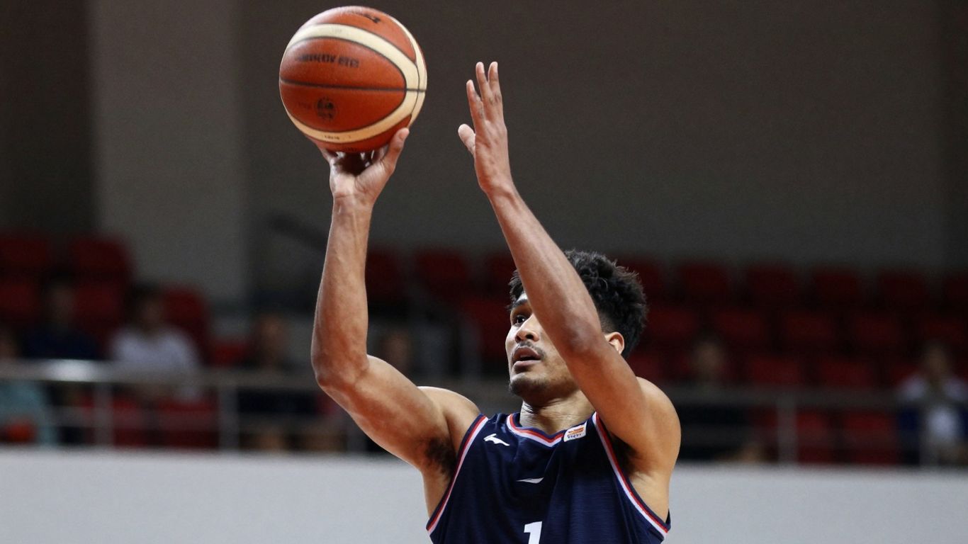 Jucător de baschet executând o aruncare spectaculoasă