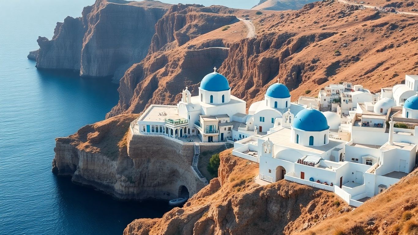 Santorini, Grecja - białe domy i niebieskie kopuły nad morzem