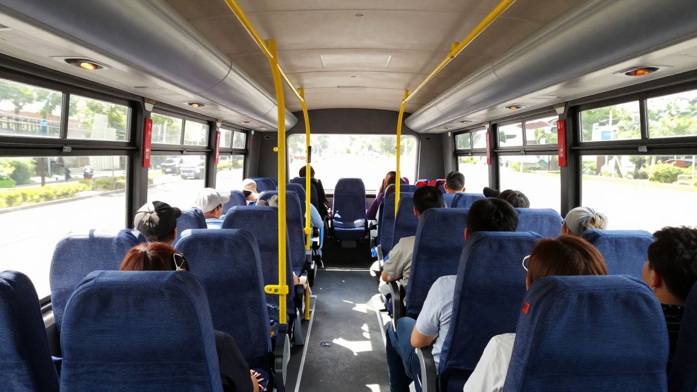 Bequemer Reisebus mit entspannten Passagieren auf dem Weg nach Bologna.