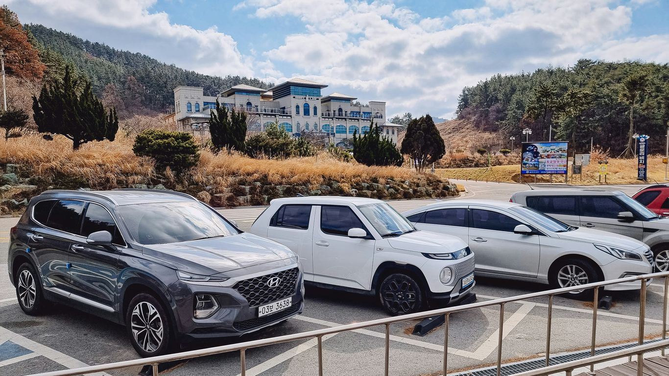a group of cars parked in a parking lot