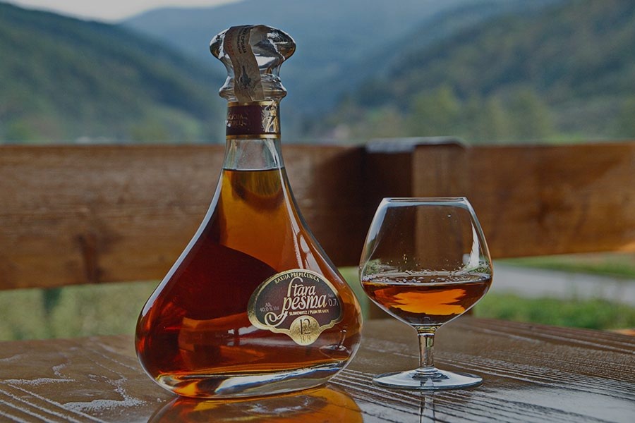 Flaschen mit Schnaps Stara Pesma