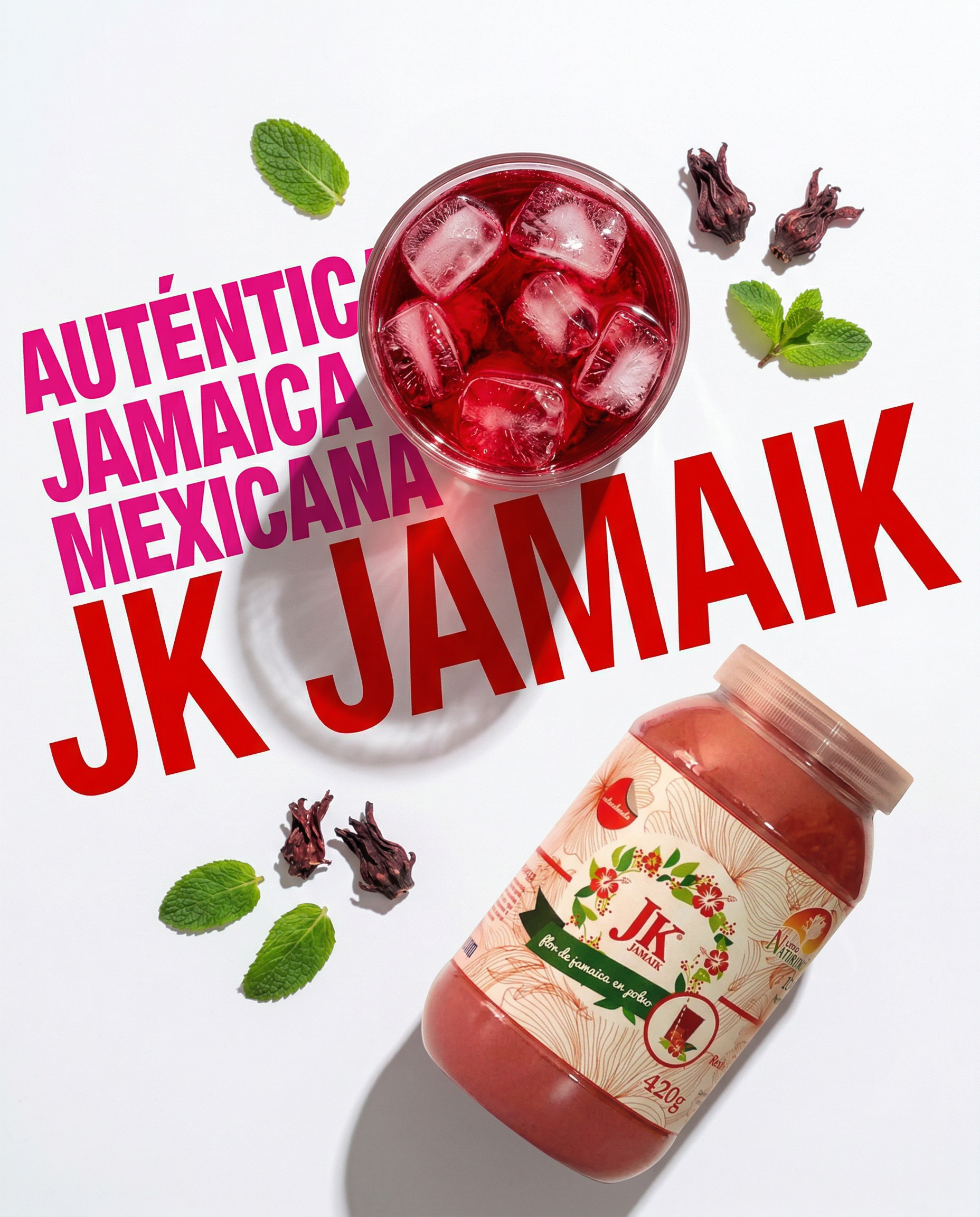 Vaso de bebida de jamaica roja con hielo, frasco de JK JAMAIK y hojas de menta.