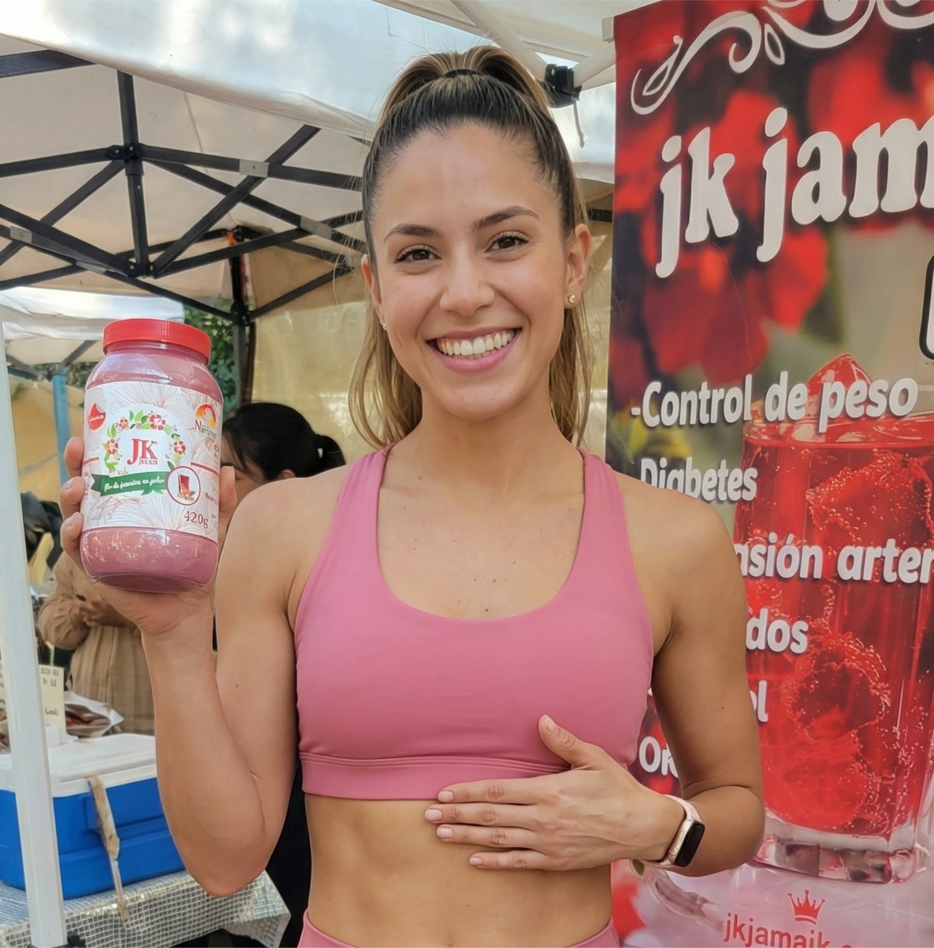 Mujer contenta con su frasco de JK JAMAIK en la mano