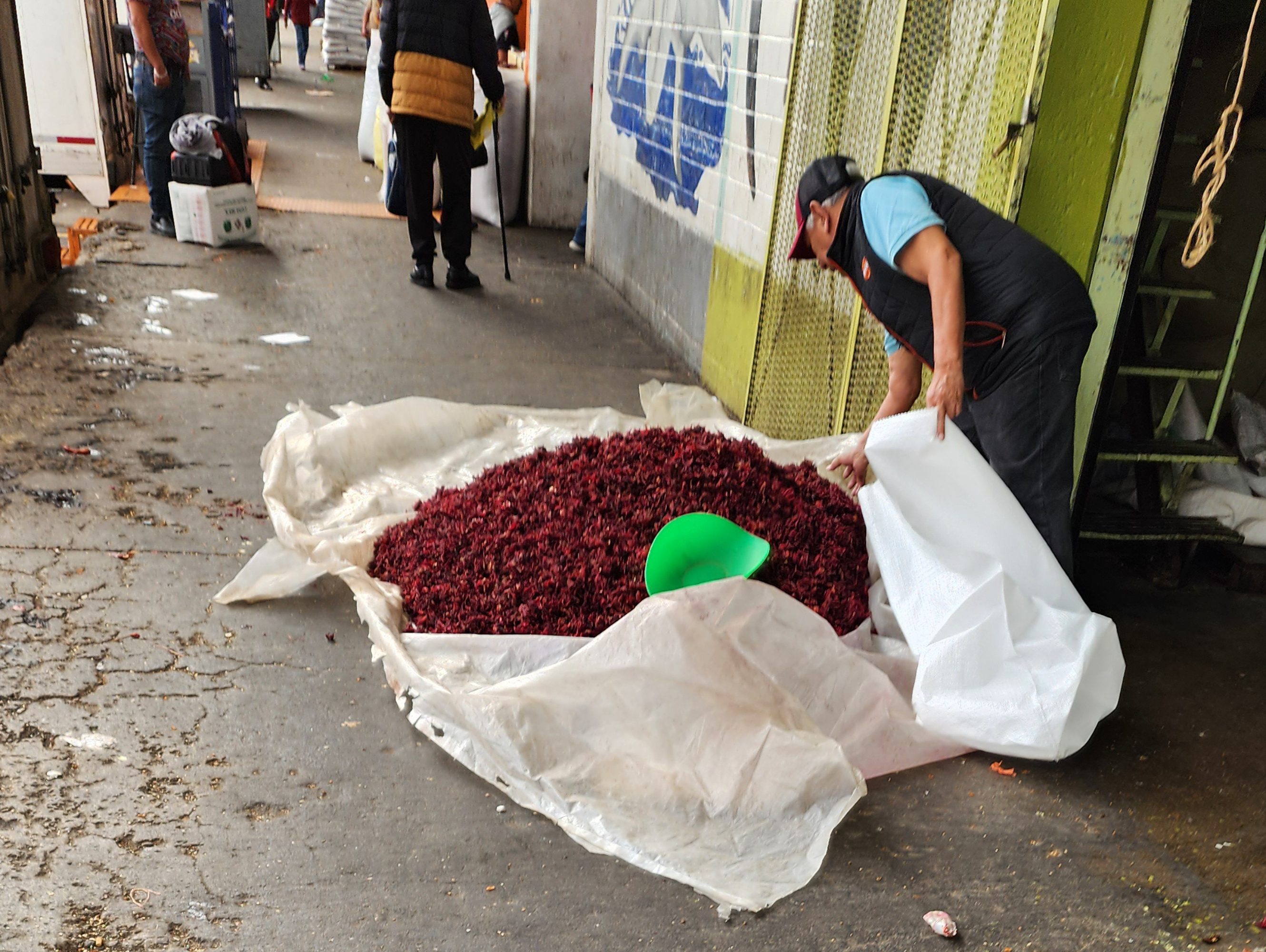 Revolviendo flor de jamaica en central de abastos