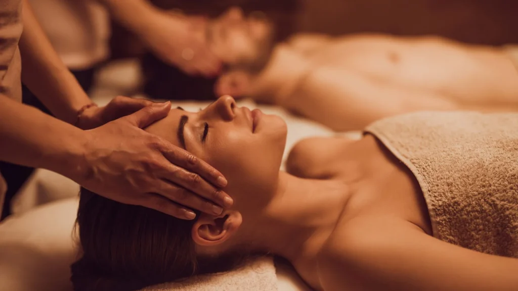 Couple recevant un massage relaxant