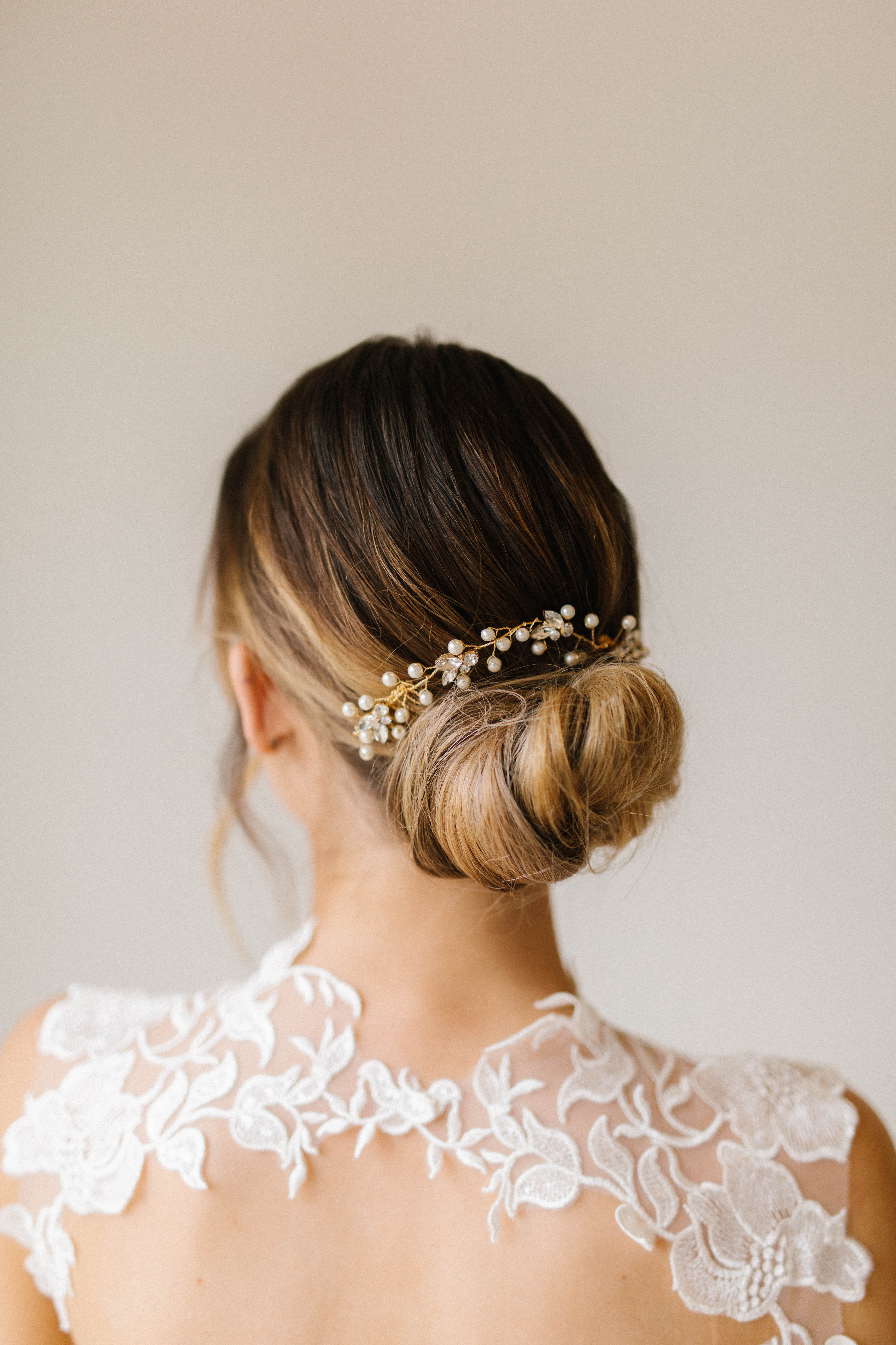 A secure bridal hair accessory for wind