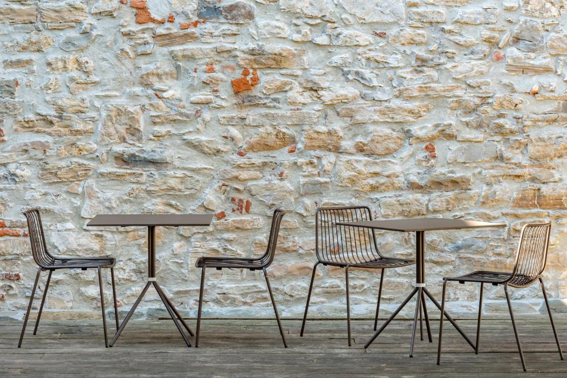 Kompakte Gastro Möbel auf einer sonnigen Terrasse