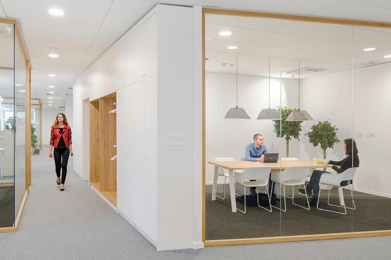 Moderner Co-Working-Space mit Arbeitsplätzen und Gemeinschaftsbereichen.