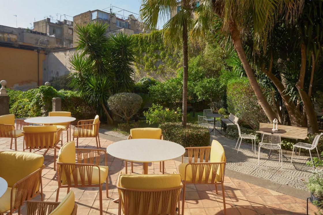 Gastro Möbel im Freien auf einer Terrasse