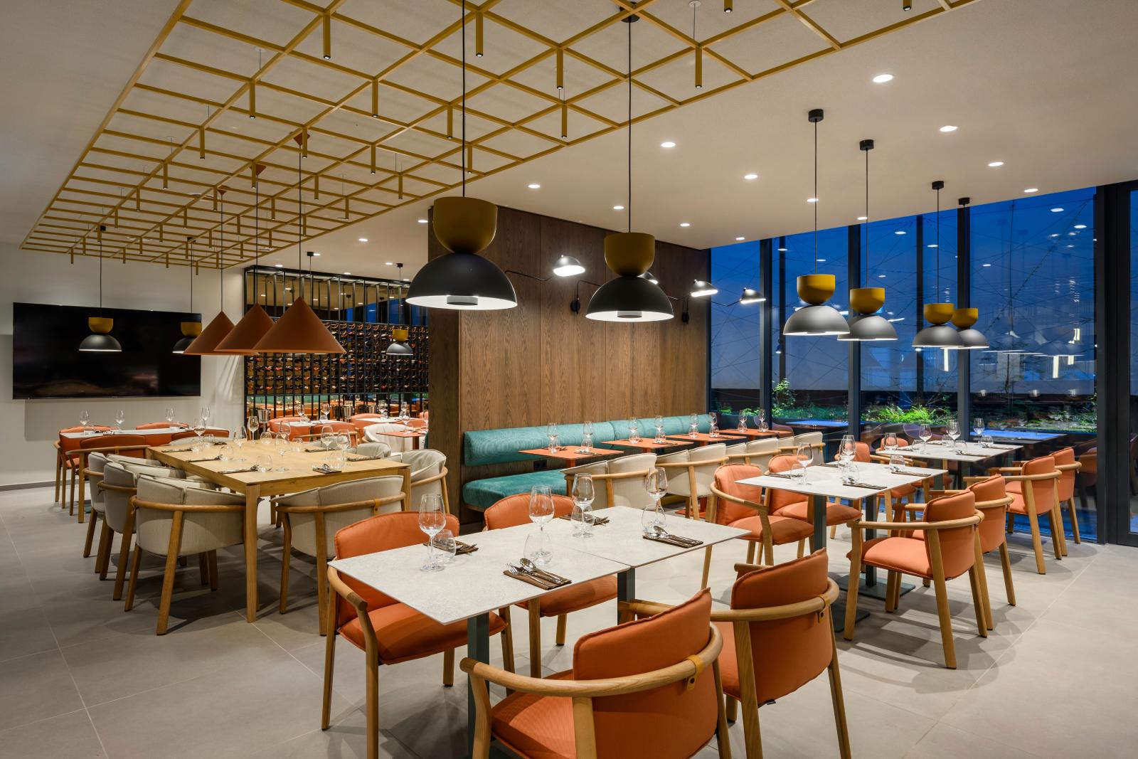 Restaurant mit stimmungsvoller Beleuchtung und gemütlichen Sitzbereichen.