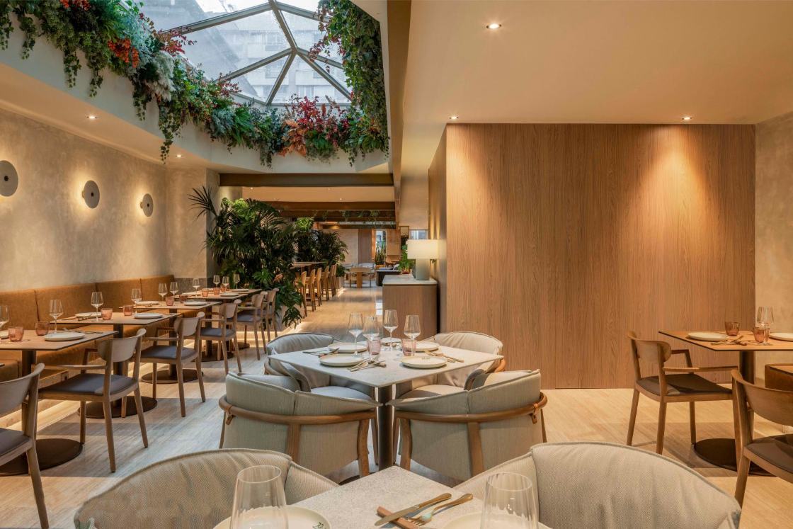 Restaurant mit verschiedenen stimmungsvollen Lichtquellen