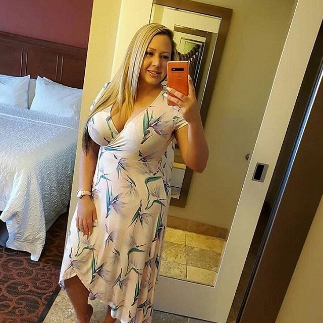 Speed dating event with smiling men and women connecting.