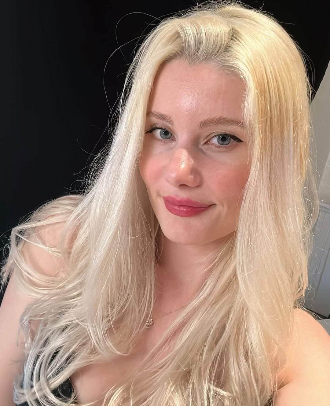 Seattle cityscape at dusk with people walking.