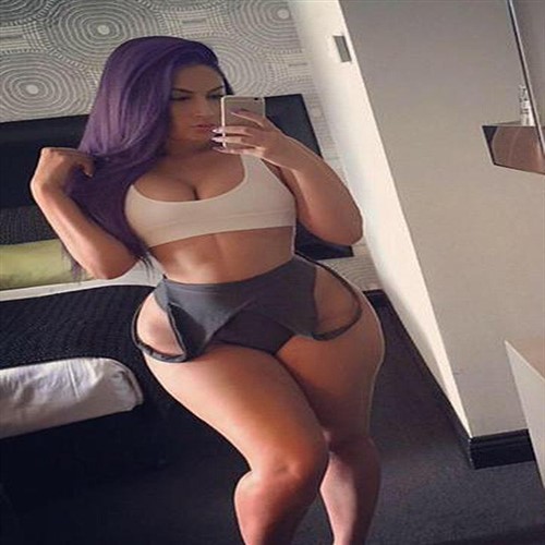 Curvy PAWG and grey shorts.