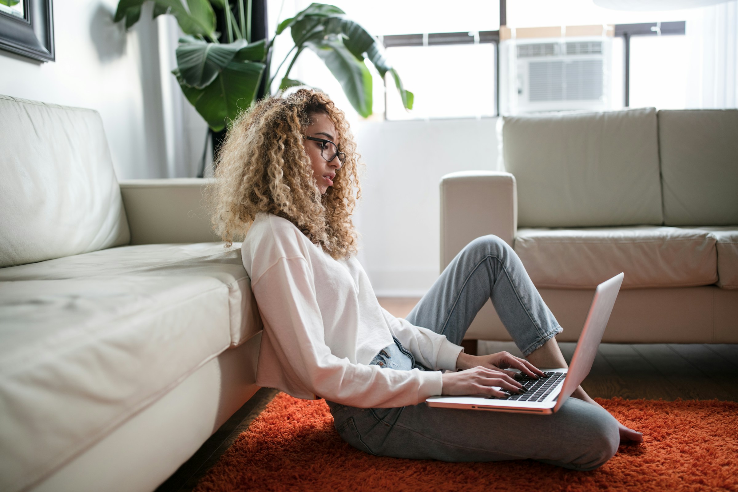 person researching options - When to Go to Rehab for Alcohol 