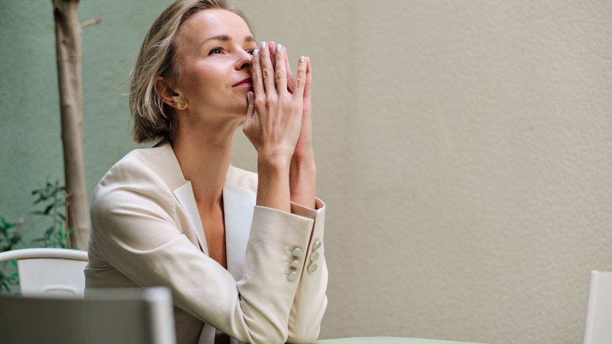 Mulher cuidando da saúde com alimentos naturais afrodisíacos.