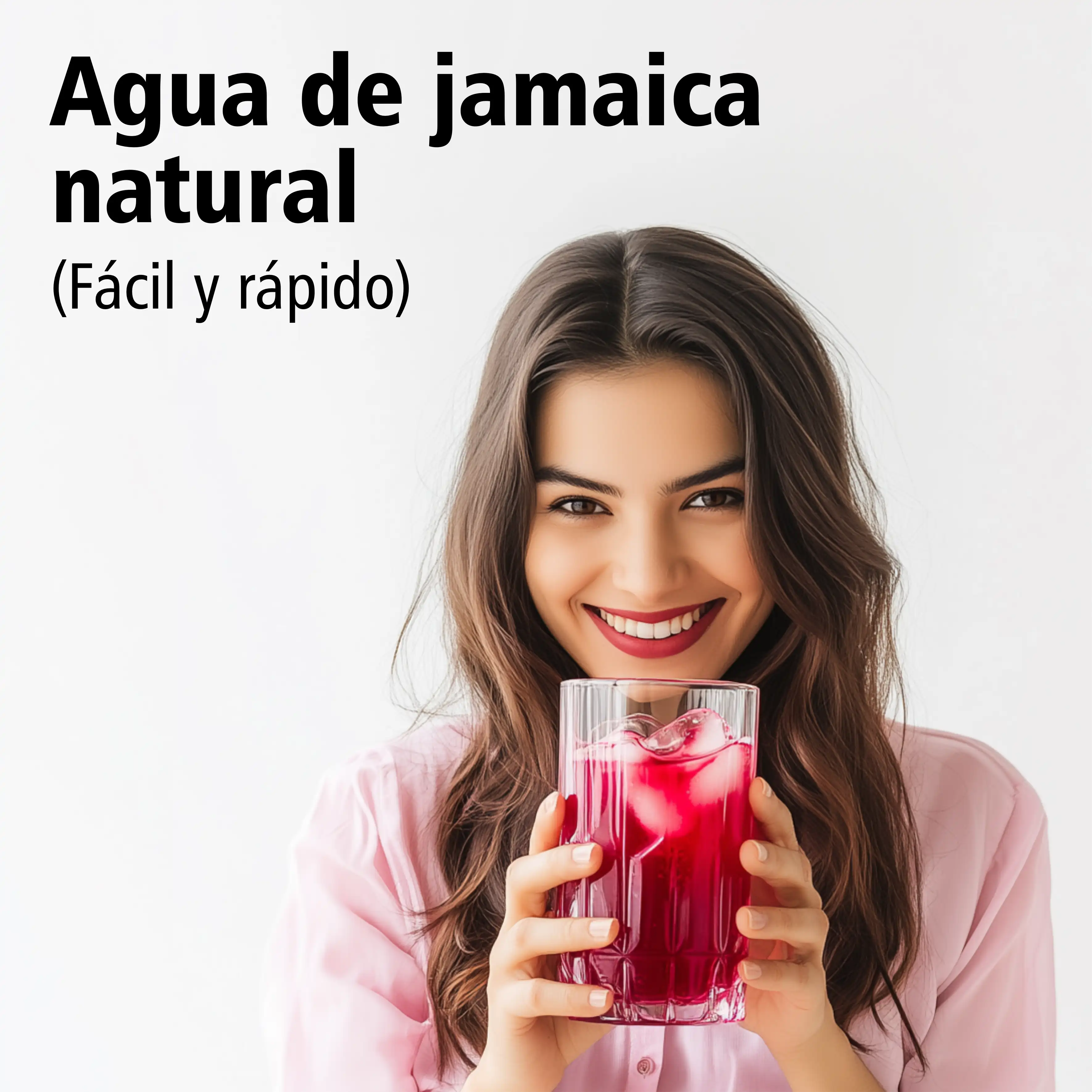 Una mujer hermosa lista para tomar su agua de jamaica.