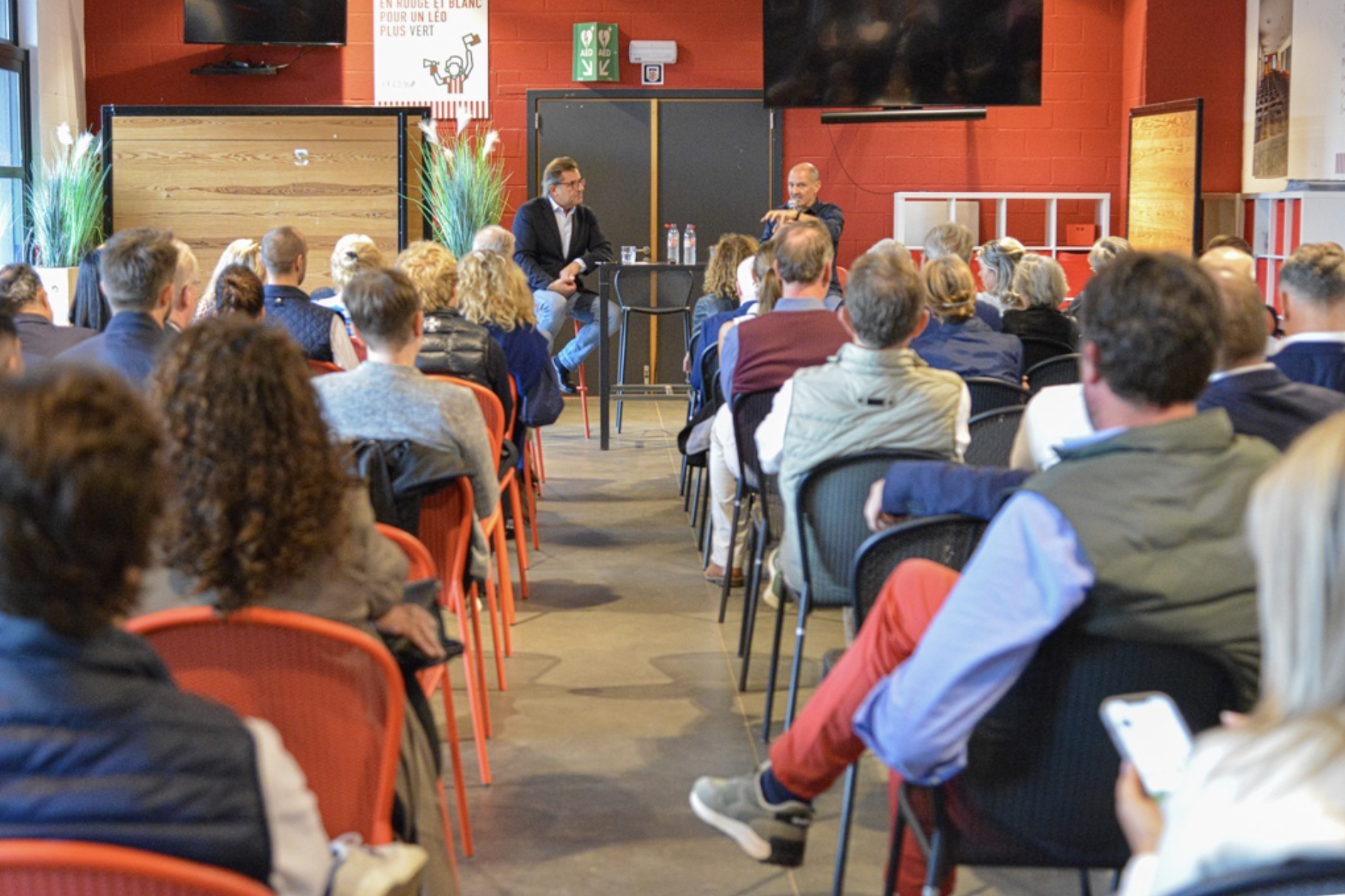 Des entrepreneurs discutent dans un club d'affaires.