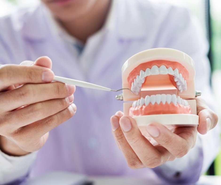Dentiste examinant les dents d'un patient
