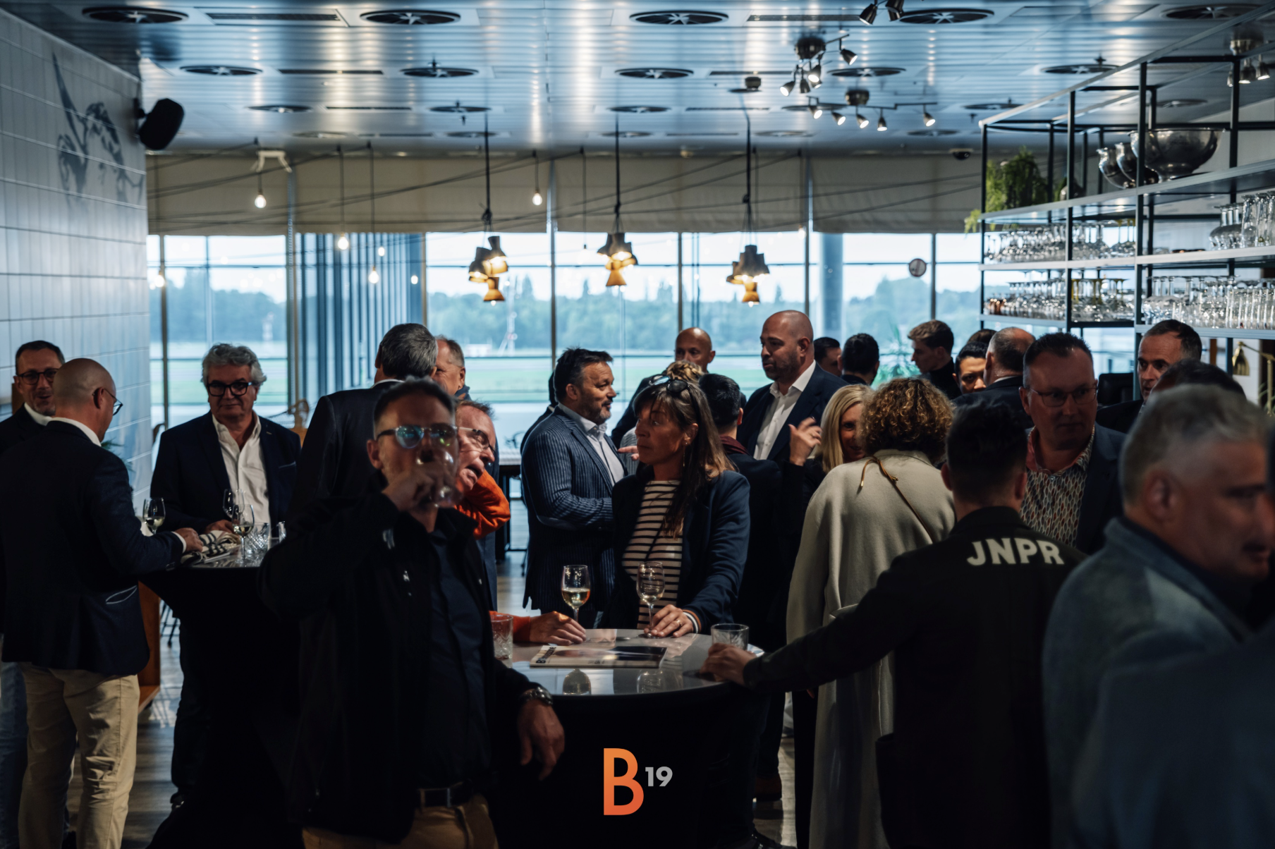 Entrepreneurs belges réseautant lors d’un événement professionnel européen.