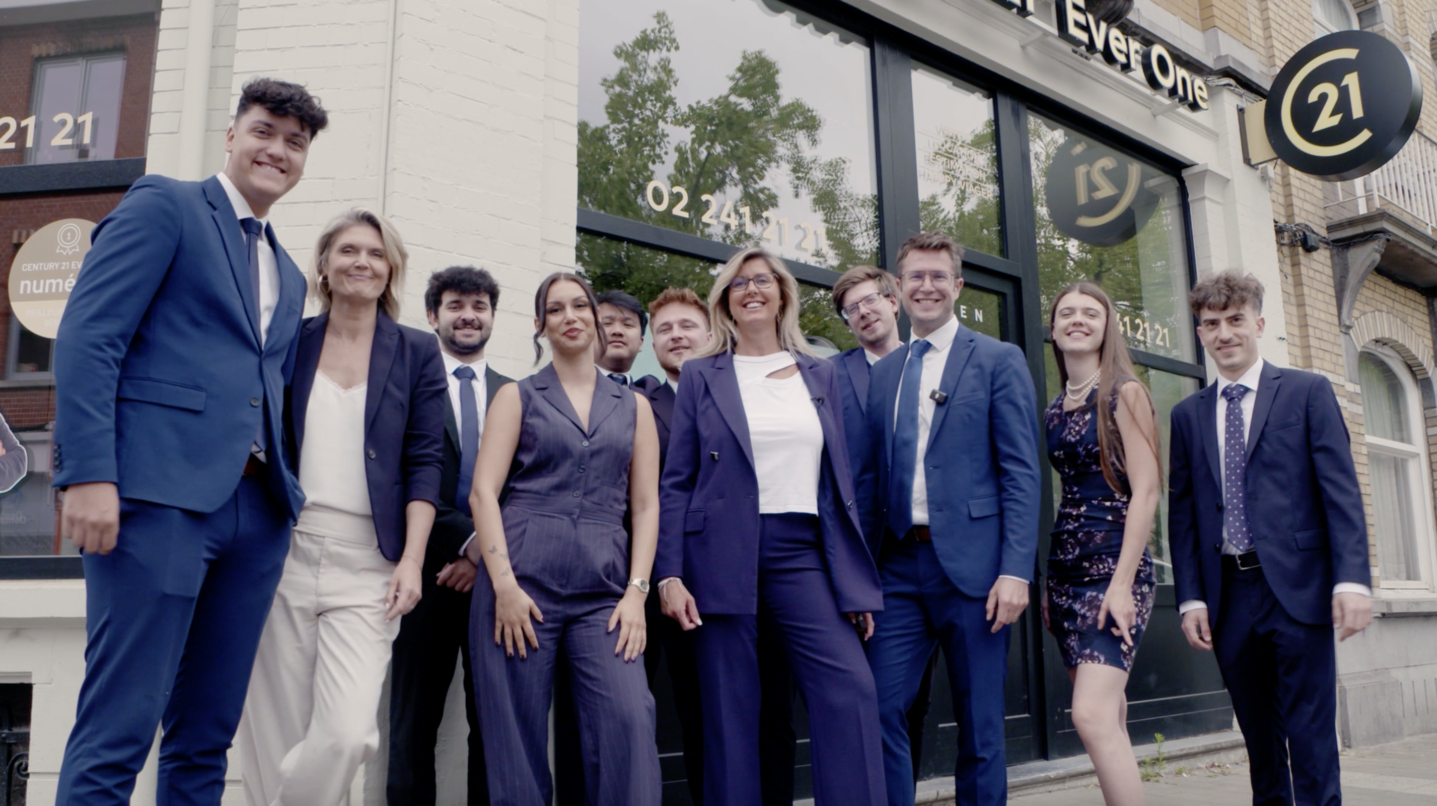 Famille souriante devant une maison