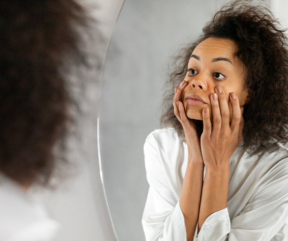 Personne travaillant devant un écran, les yeux reposés.