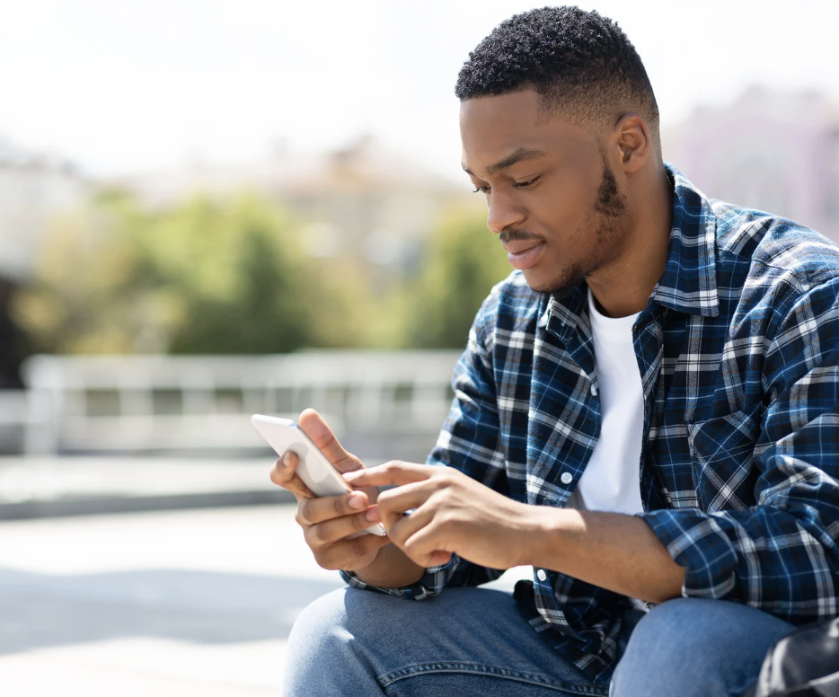 Personne regardant tablette avec graphe financier