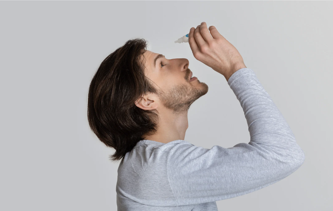 Yeux apaisés avec des larmes naturelles.