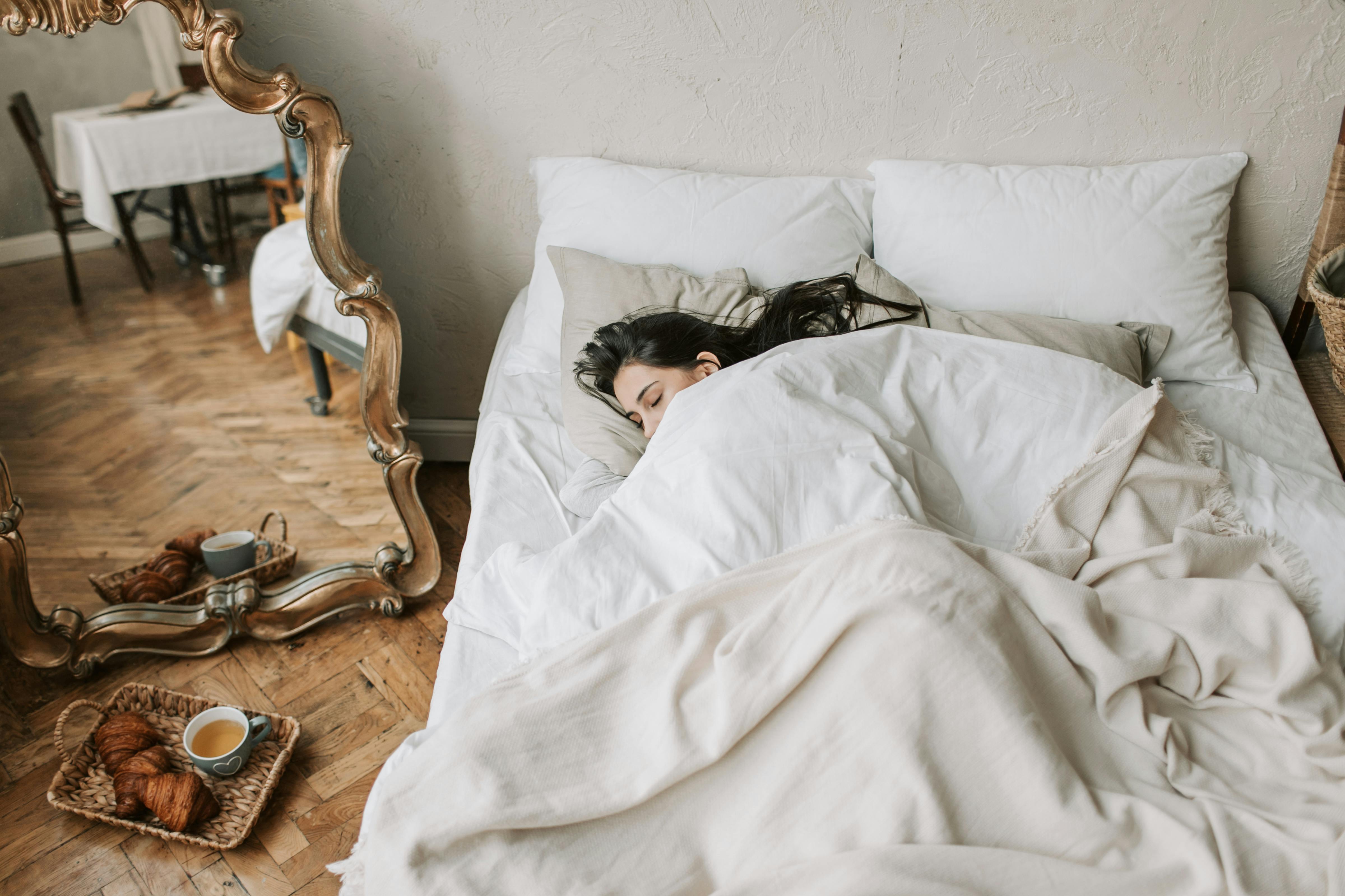 Cama confortável com travesseiros em um ambiente tranquilo.